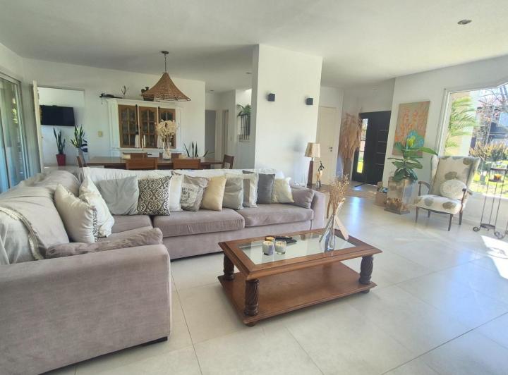 Casa · 230m² · 5 Ambientes · 6 Cocheras