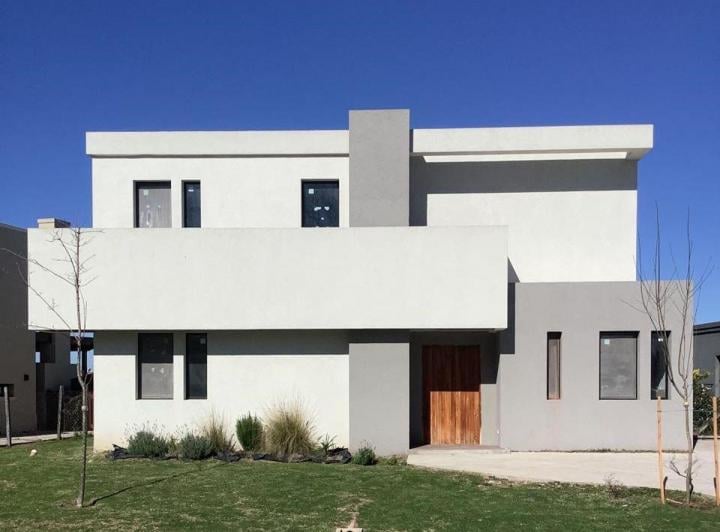 Casa · 239m² · 8 Ambientes · 2 Cocheras