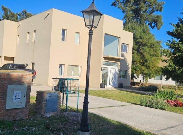 Casa · 280m² · 6 Ambientes · 2 Cocheras