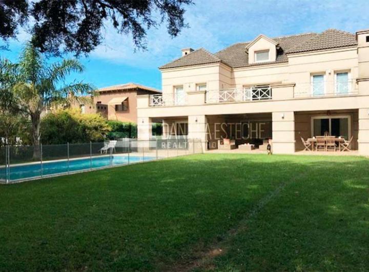 Casa · 360m² · 5 Ambientes · 3 Cocheras