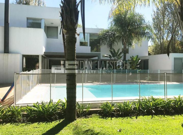 Casa · 430m² · 7 Ambientes · 2 Cocheras