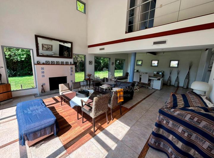 Casa · 350m² · 5 Ambientes · 2 Cocheras