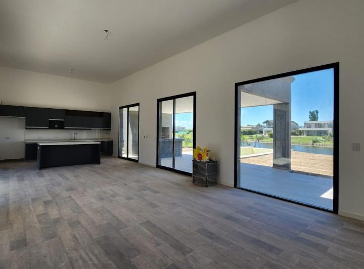 Casa · 180m² · 5 Ambientes