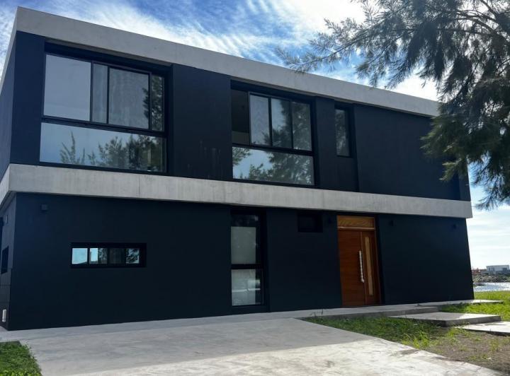 Casa · 260m² · 6 Ambientes · 2 Cocheras