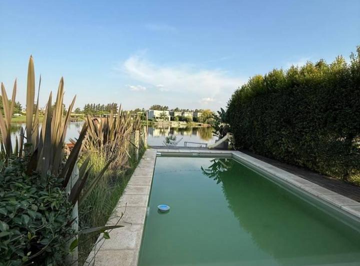 Casa · 280m² · 5 Ambientes · 3 Cocheras