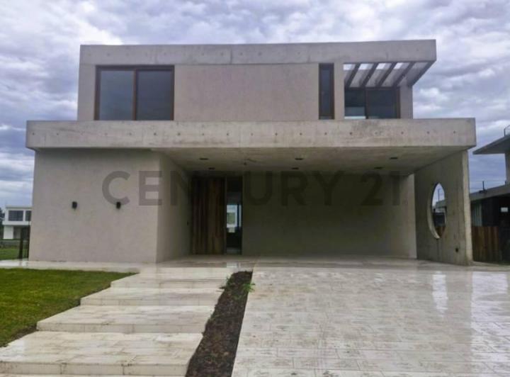 Casa · 339m² · 7 Ambientes · 2 Cocheras