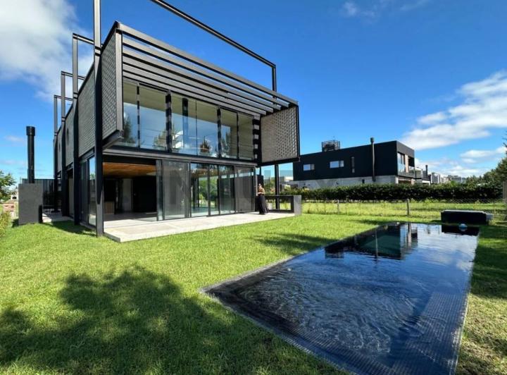 Casa · 300m² · 6 Ambientes · 2 Cocheras