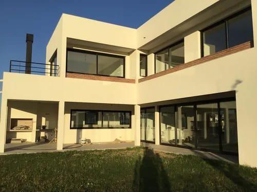 Casa · 158m² · 5 Ambientes · 4 Cocheras