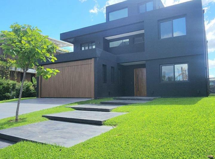 Casa · 409m² · 6 Ambientes · 2 Cocheras