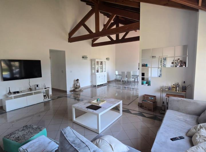 Casa · 210m² · 6 Ambientes · 2 Cocheras