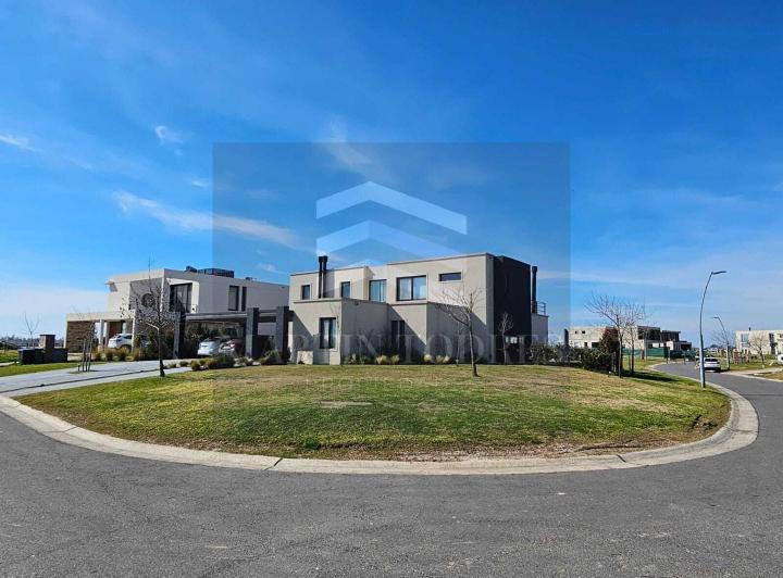 Casa · 295m² · 5 Ambientes · 6 Cocheras