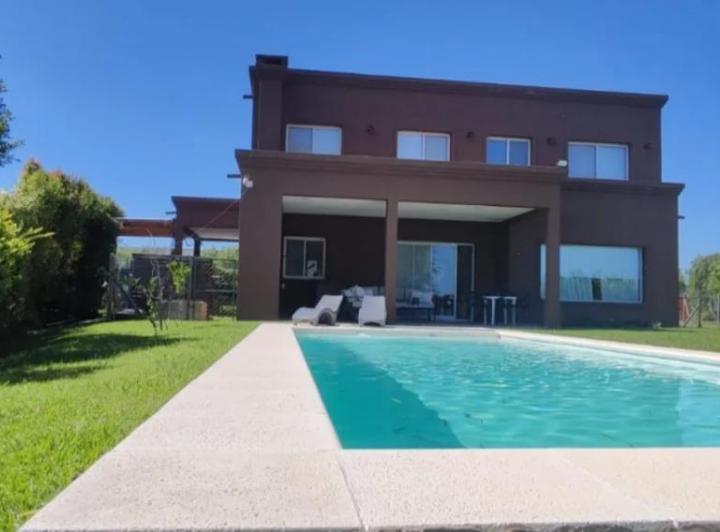 Casa · 200m² · 6 Ambientes · 2 Cocheras