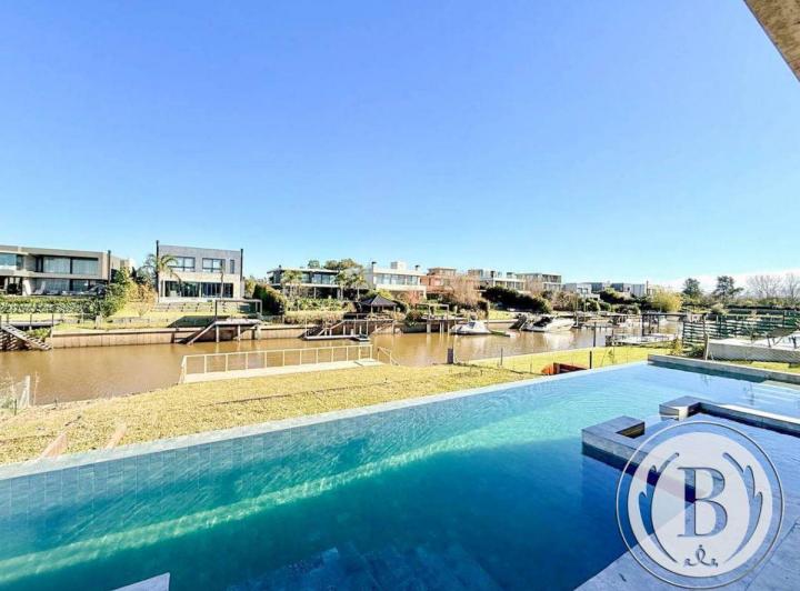 Casa · 464m² · 6 Ambientes · 4 Cocheras