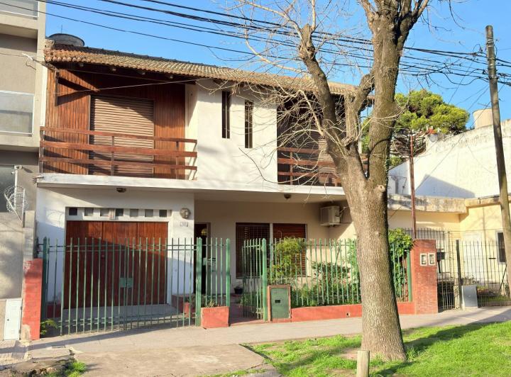 Casa · 200m² · 6 Ambientes · 2 Cocheras