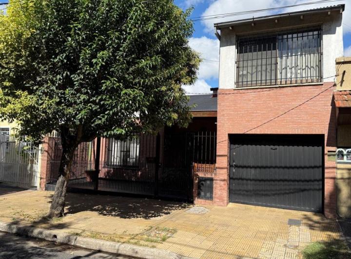 Casa · 196m² · 5 Ambientes · 1 Cochera