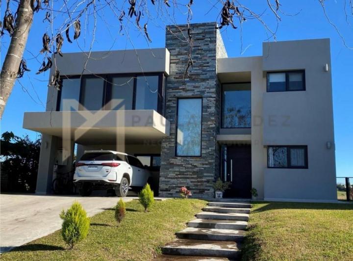 Casa · 239m² · 6 Ambientes · 1 Cochera