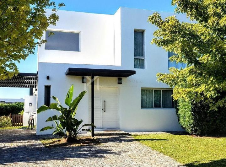Casa · 220m² · 6 Ambientes · 2 Cocheras