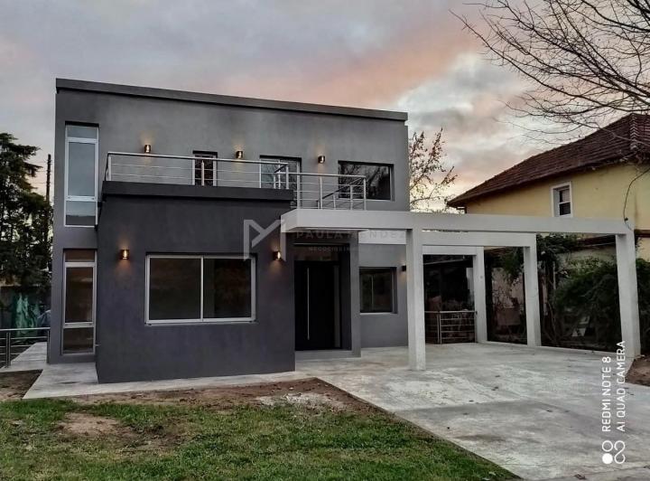 Casa · 260m² · 6 Ambientes · 2 Cocheras