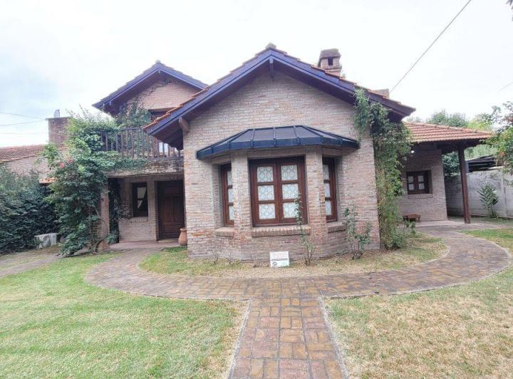 Casa · 200m² · 5 Ambientes · 4 Cocheras