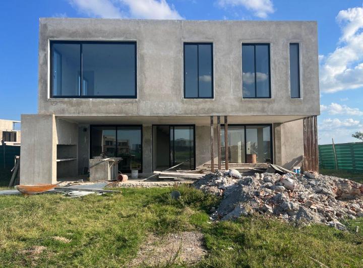 Casa · 282m² · 6 Ambientes · 2 Cocheras