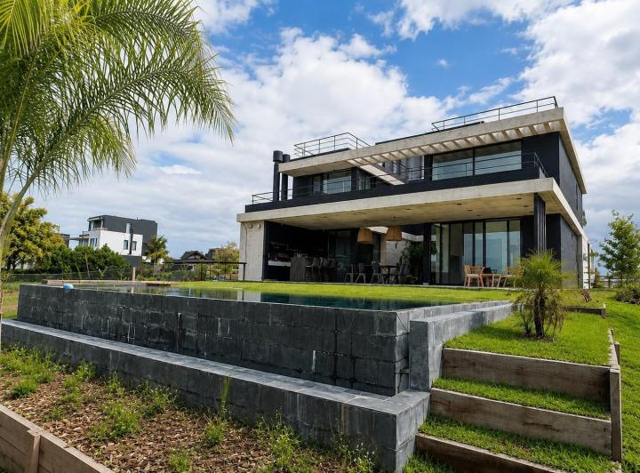 Casa · 432m² · 6 Ambientes · 2 Cocheras