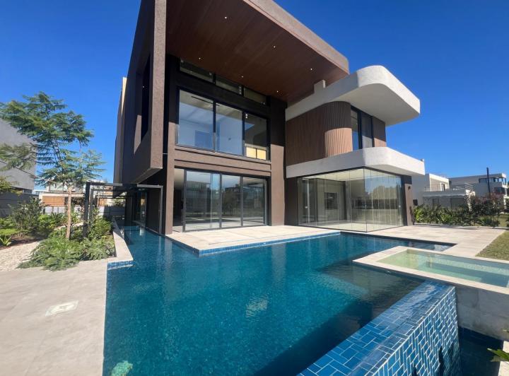 Casa · 550m² · 4 Dormitorios · 2 Cocheras