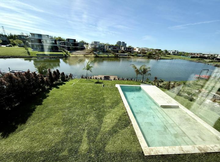 Casa · 423m² · 9 Ambientes · 2 Cocheras
