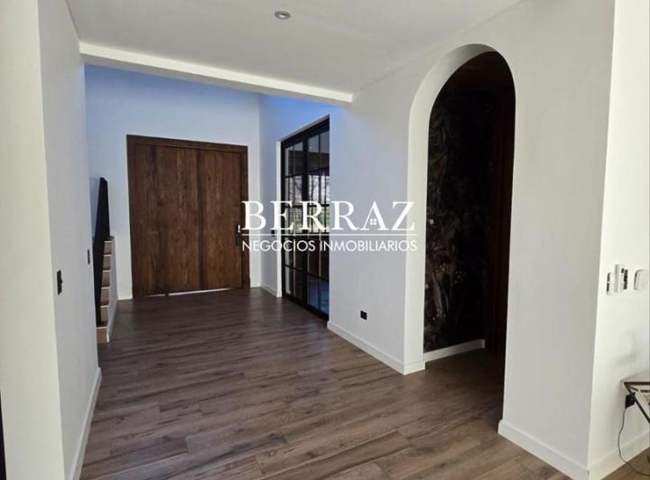 Casa · 464m² · 7 Ambientes · 2 Cocheras