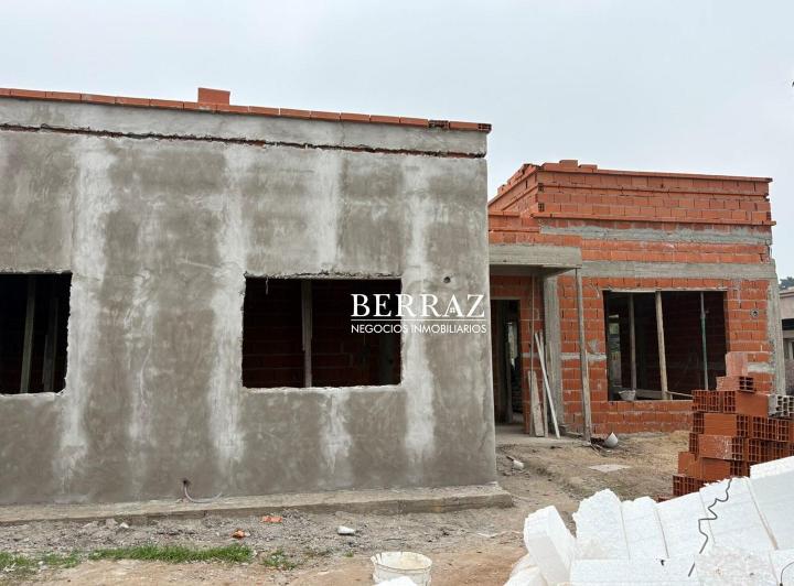 Casa · 194m² · 4 Dormitorios · 2 Cocheras