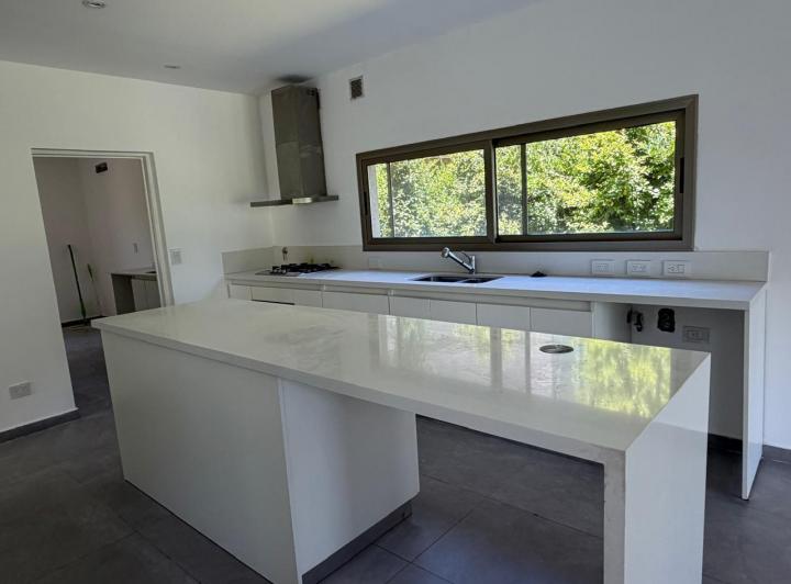 Casa · 230m² · 5 Ambientes · 1 Cochera