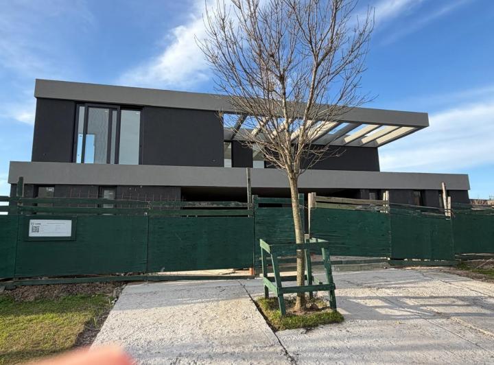 Casa · 380m² · 5 Dormitorios · 2 Cocheras