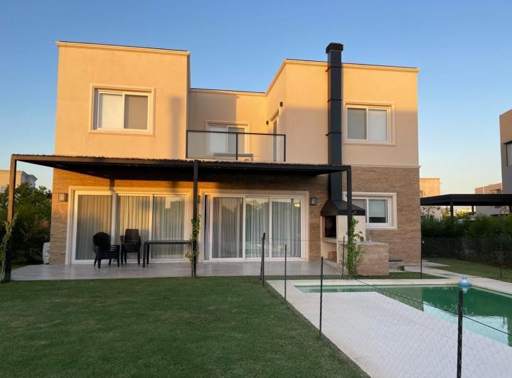 Casa · 215m² · 5 Ambientes · 1 Cochera