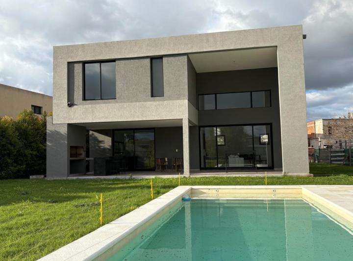 Casa · 227m² · 6 Ambientes · 1 Cochera