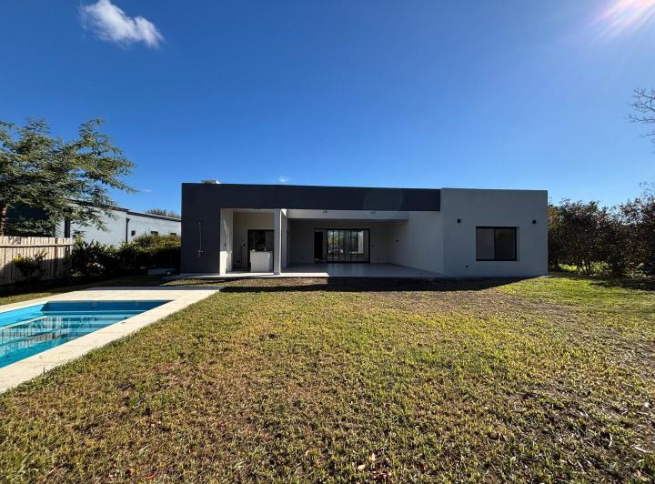 Casa · 205m² · 5 Ambientes · 4 Cocheras