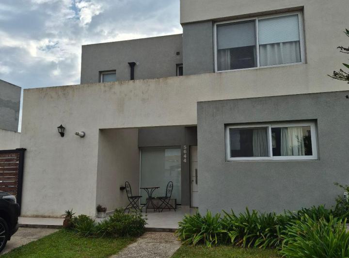 Casa · 130m² · 6 Ambientes · 2 Cocheras