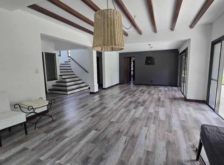 Casa · 312m² · 8 Ambientes · 2 Cocheras