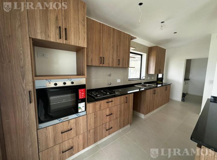 Casa · 805m² · 5 Ambientes · 4 Cocheras