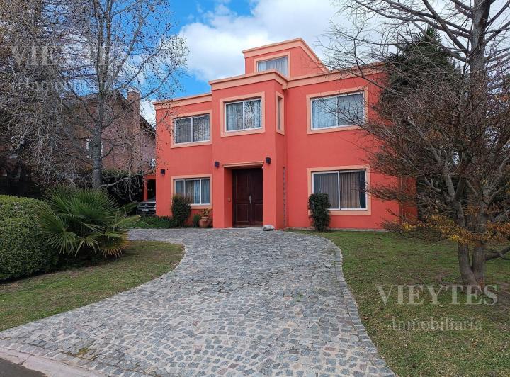 Casa · 200m² · 8 Ambientes · 2 Cocheras