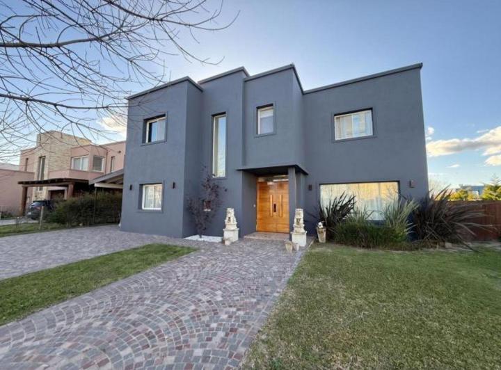 Casa · 210m² · 5 Ambientes · 1 Cochera
