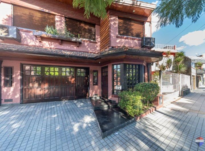 Casa · 180m² · 6 Ambientes · 2 Cocheras