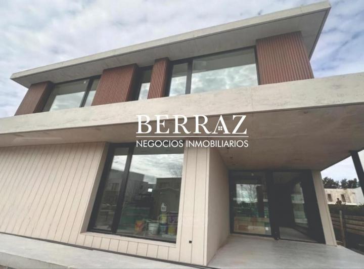 Casa · 310m² · 6 Ambientes · 4 Cocheras