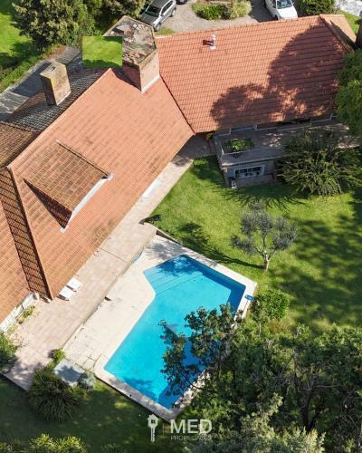 Casa · 1400m² · 8 Ambientes · 4 Cocheras