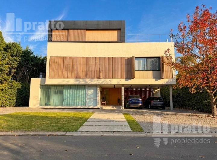 Casa · 405m² · 7 Ambientes · 4 Cocheras