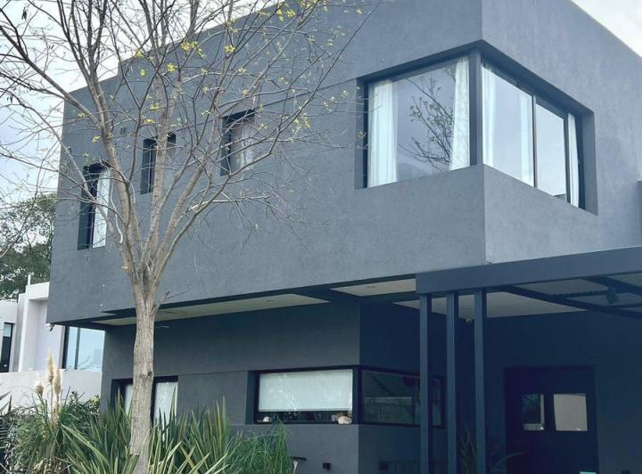 Casa · 200m² · 6 Ambientes · 2 Cocheras