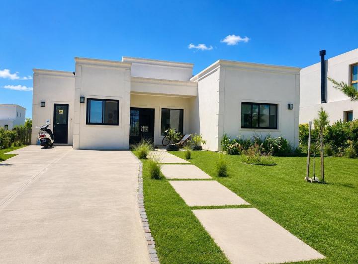 Casa · 165m² · 5 Ambientes · 4 Cocheras