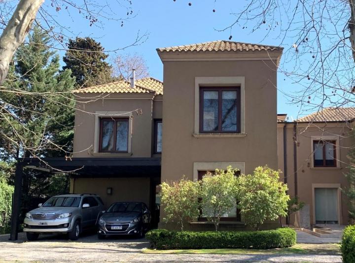 Casa · 300m² · 5 Ambientes · 1 Cochera
