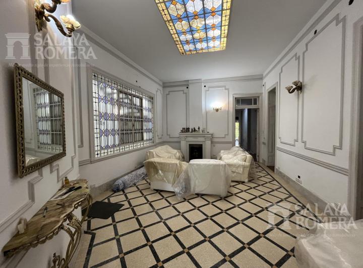 Casa · 241m² · 5 Ambientes · 2 Cocheras