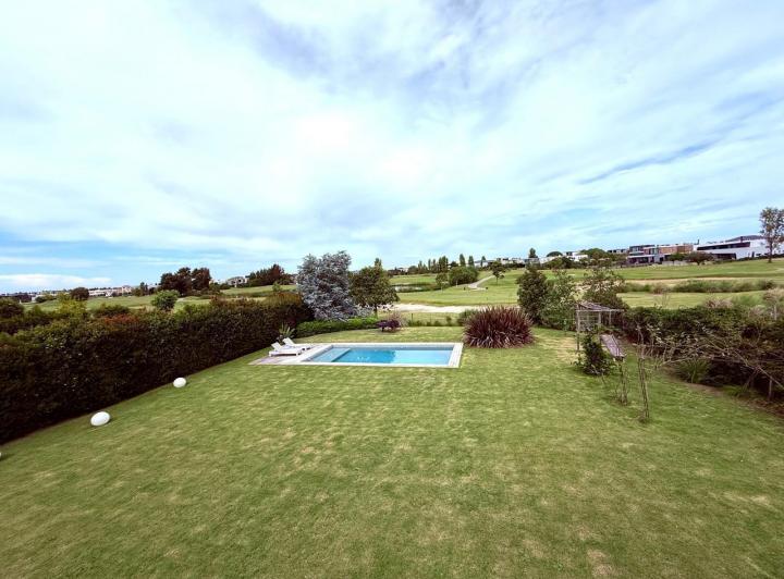 Casa · 407m² · 4 Dormitorios · 6 Cocheras