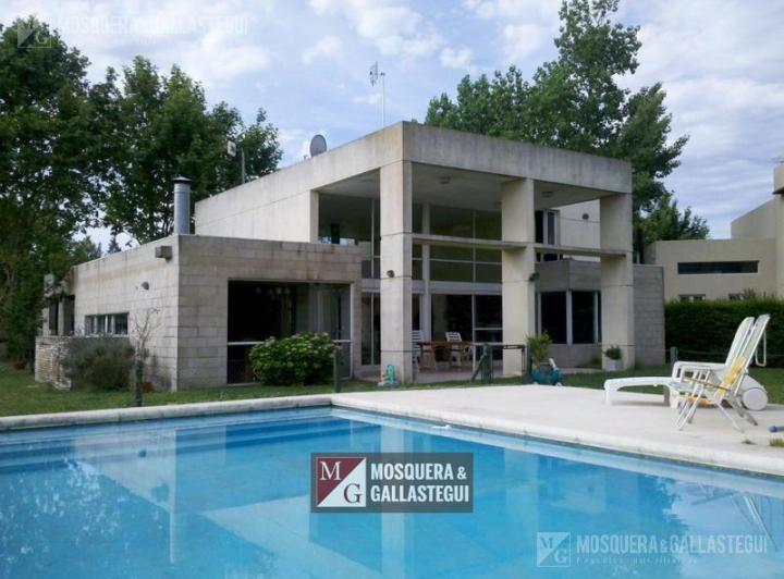 Casa · 200m² · 6 Ambientes · 2 Cocheras