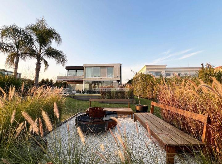 Casa · 330m² · 5 Ambientes · 4 Cocheras